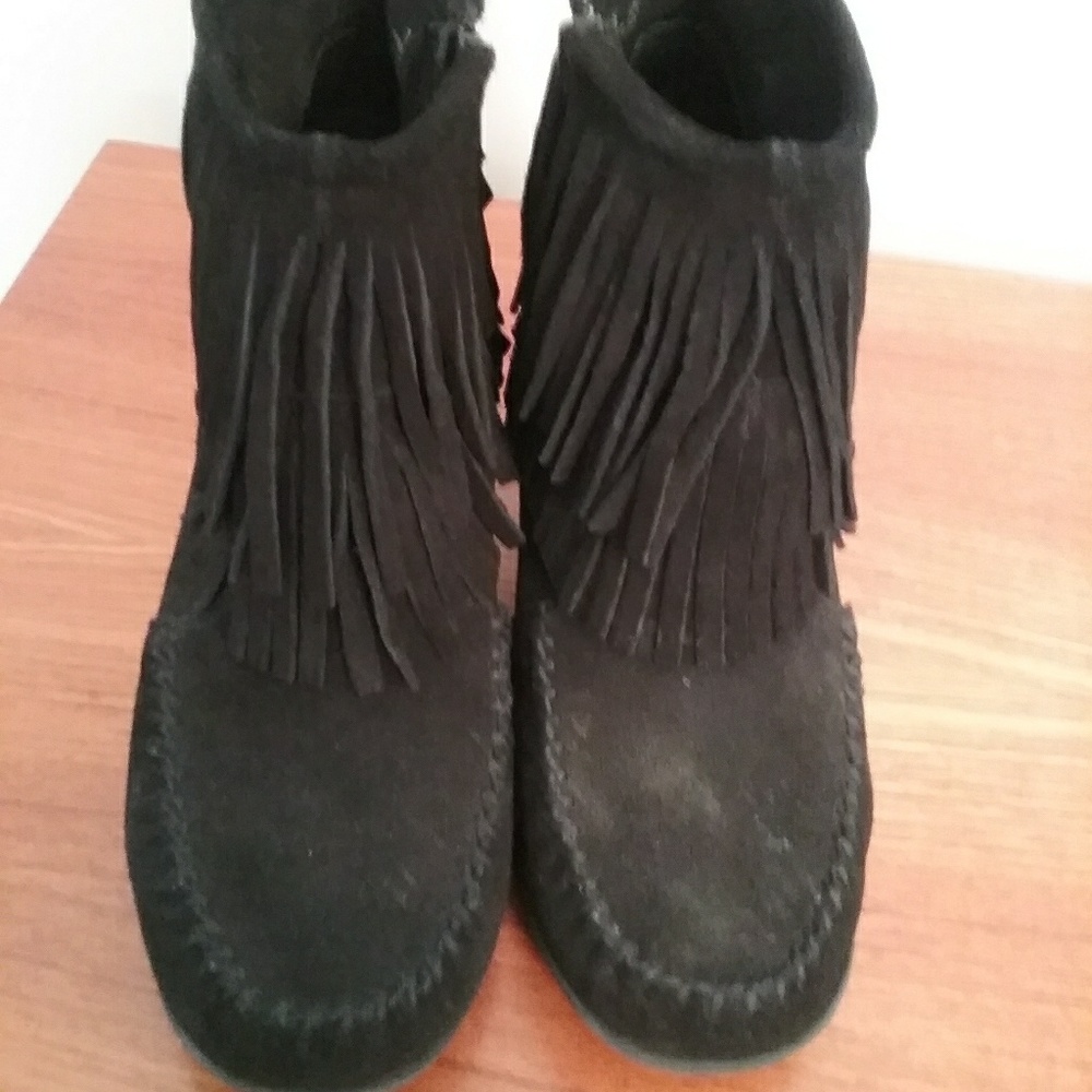 Minnetonka suede fringed booties